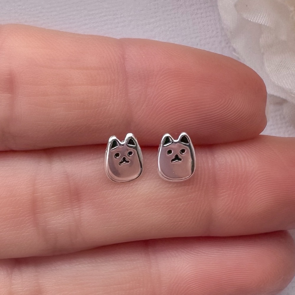 Cat stud earrings in 925 sterling silver